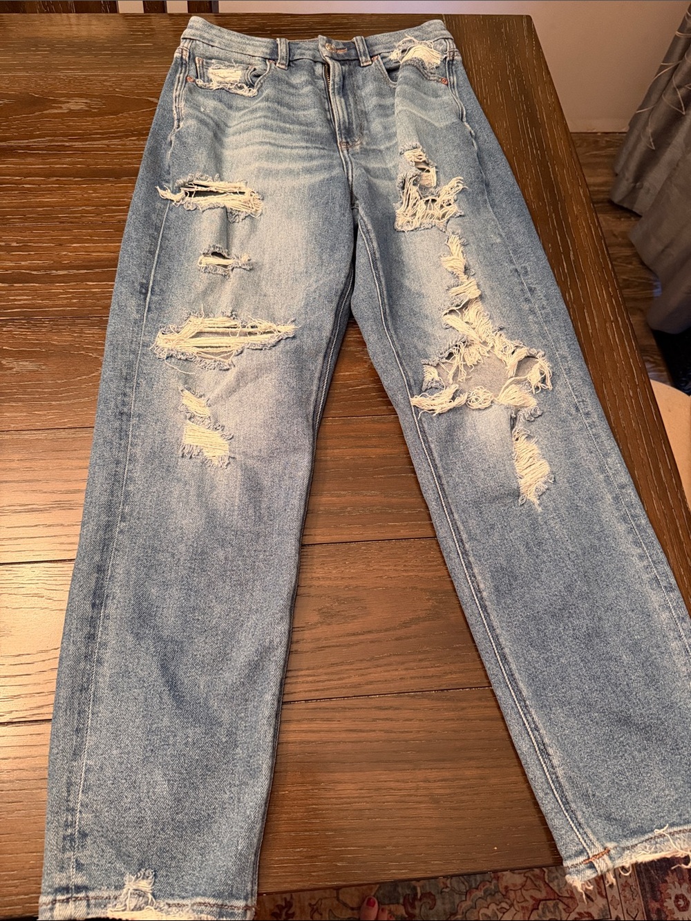 American Eagle Outfitters Light Blue Distressed Women’s Cropped Jeans